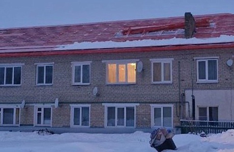 В селе Усть-Уза обновляют крышу многоквартирного дома В селе Усть-Уза обновляют крышу многоквартирного дома